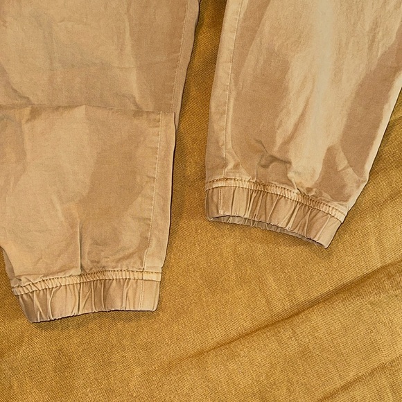 AMERICAN EAGLE NEXT LEVEL FLEX JOGGERS… khaki. Size Medium. - Picture 2 of 6